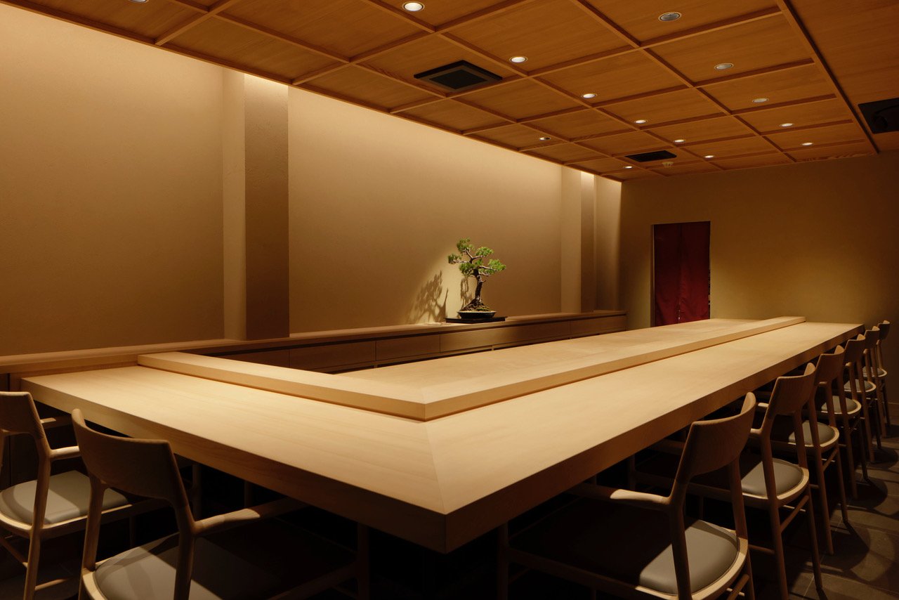 一个简约的空间，消除了除了最大化寿司的柏树柜台之外的其他元素。