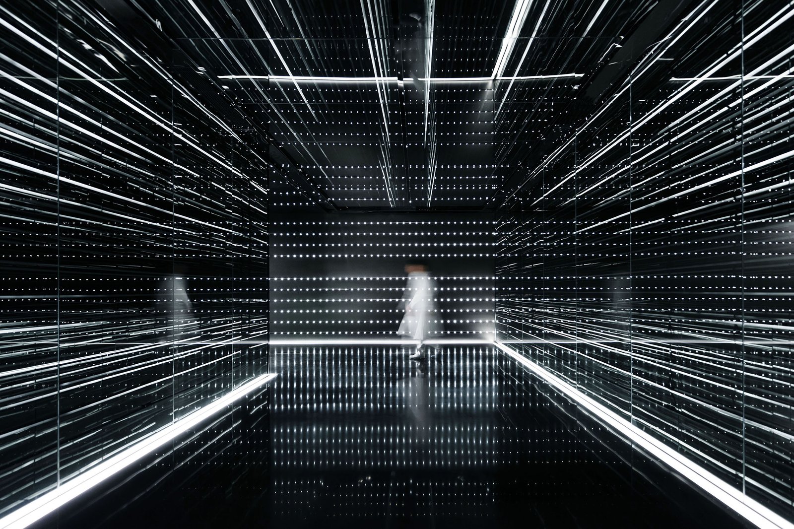 Karv One Design × 龙湖地产:以光年之旅概念畅想未来城市 Karv One Design × 龙湖地产:以光年之旅概念畅想未来城市