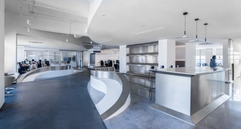 PINES ARCH 引入了一条“河流”作为高隆办公室的主要流通路径。