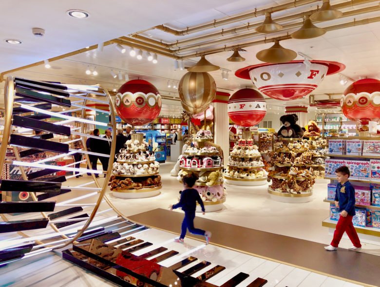 伦敦 FAO Schwarz 世界最佳百货商店内的世界最佳玩具店