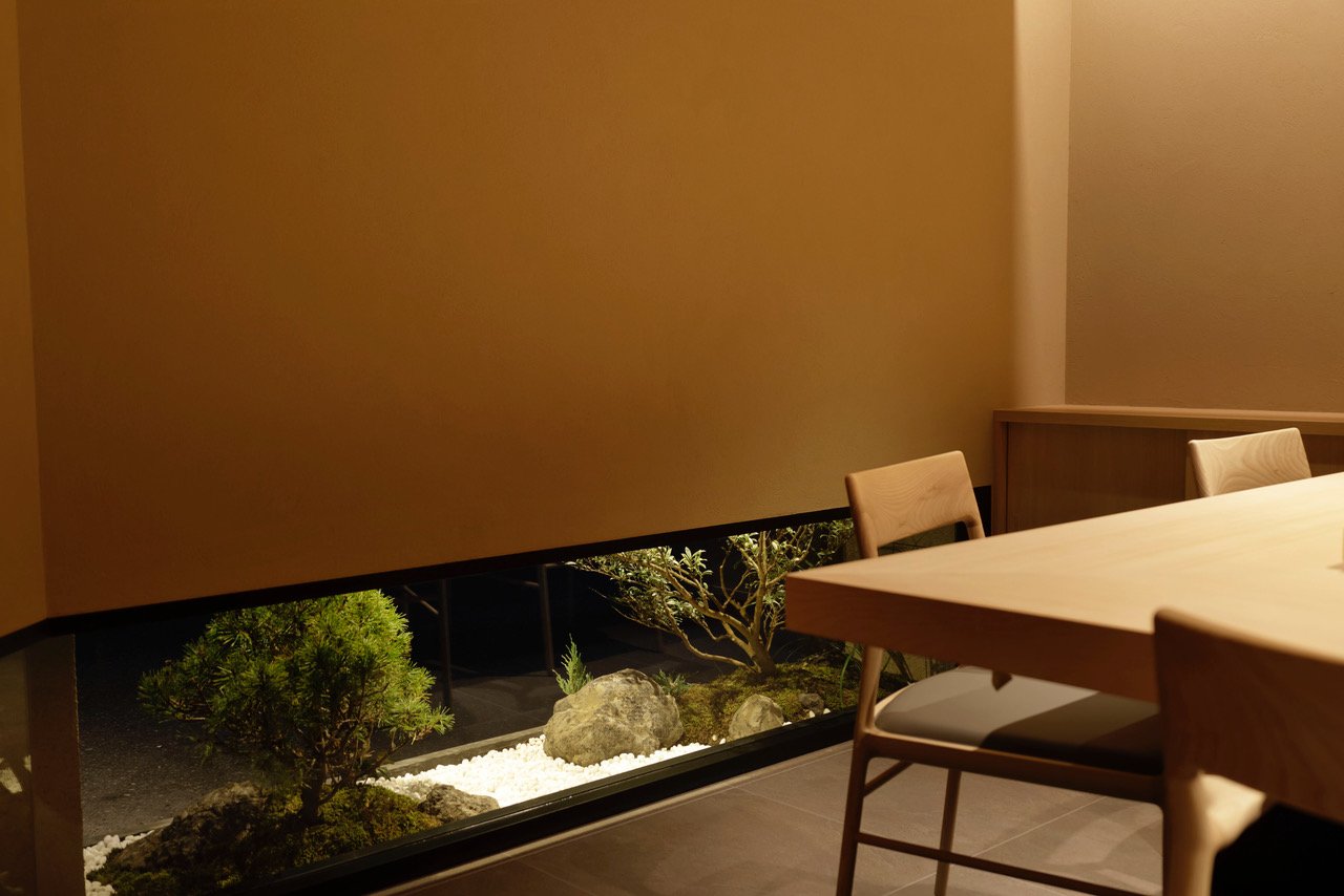 一个简约的空间，消除了除了最大化寿司的柏树柜台之外的其他元素。