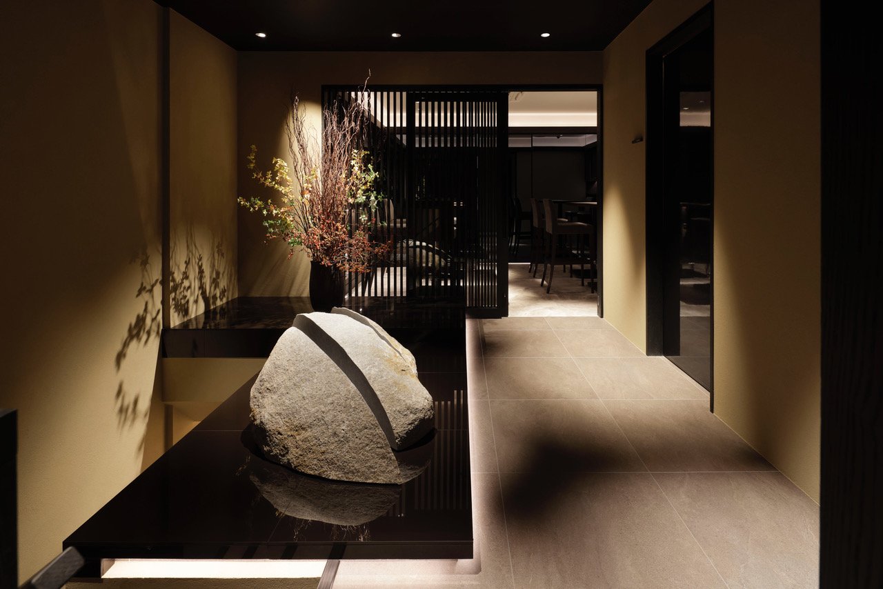 一个简约的空间，消除了除了最大化寿司的柏树柜台之外的其他元素。