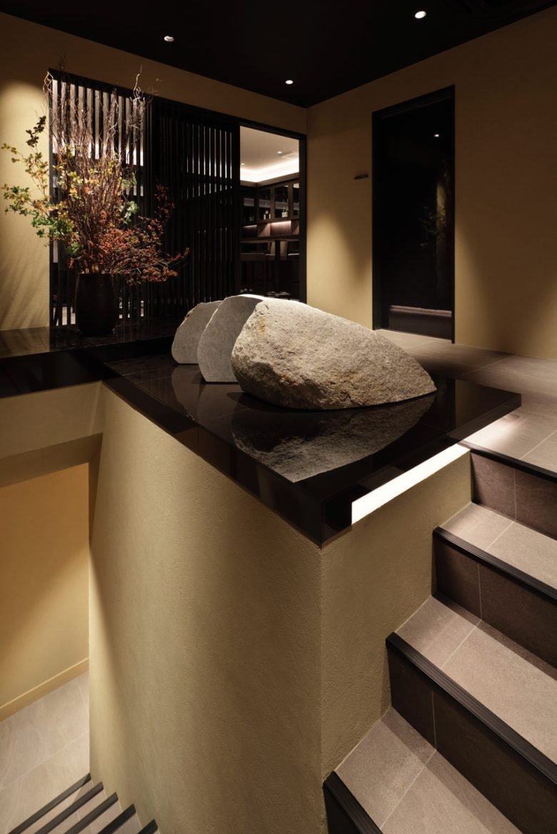 一个简约的空间，消除了除了最大化寿司的柏树柜台之外的其他元素。