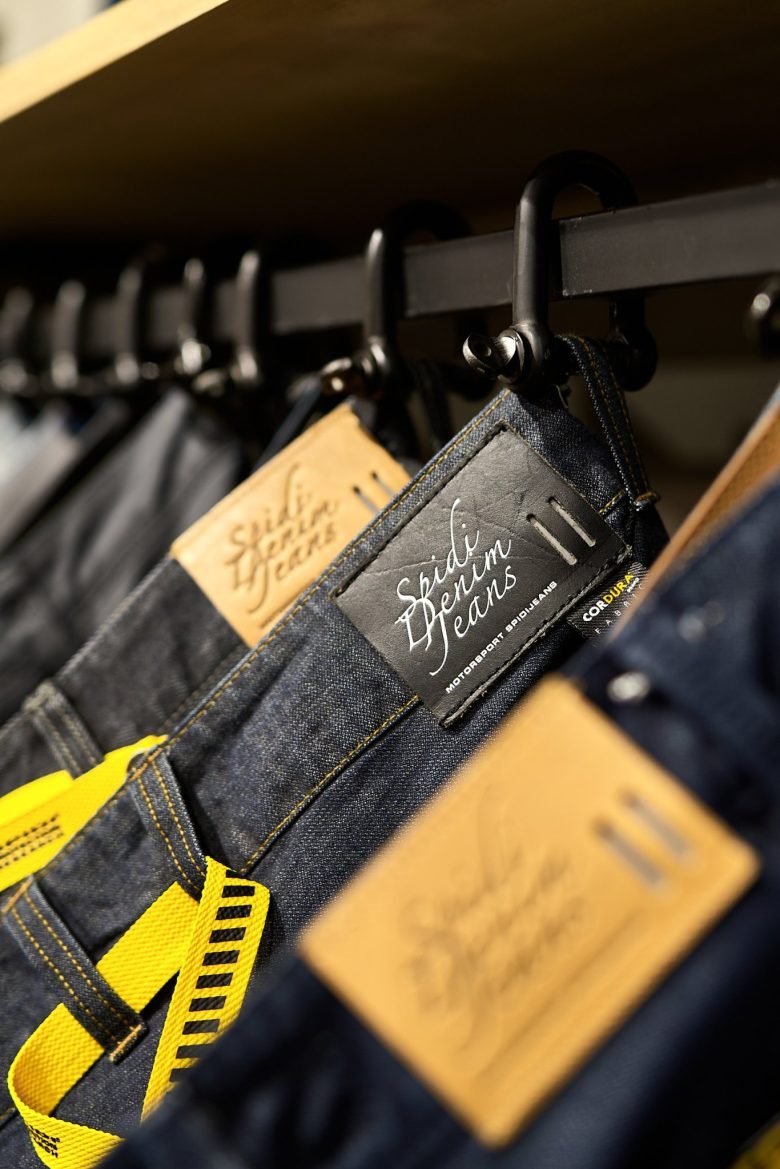 Motorrika 摩托车服装及配件店，由 Bad Reputation 设计