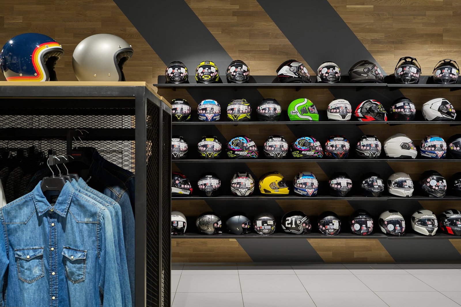 Motorrika 摩托车服装及配件店，由 Bad Reputation 设计