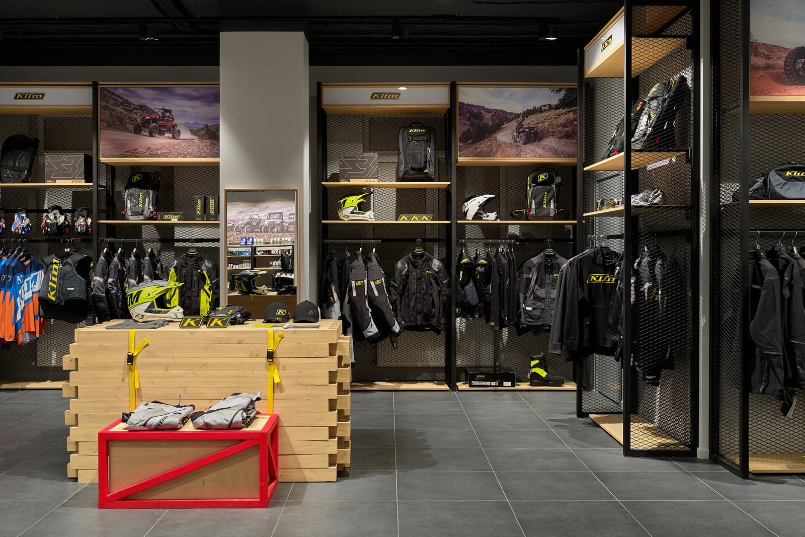 Motorrika 摩托车服装及配件店，由 Bad Reputation 设计