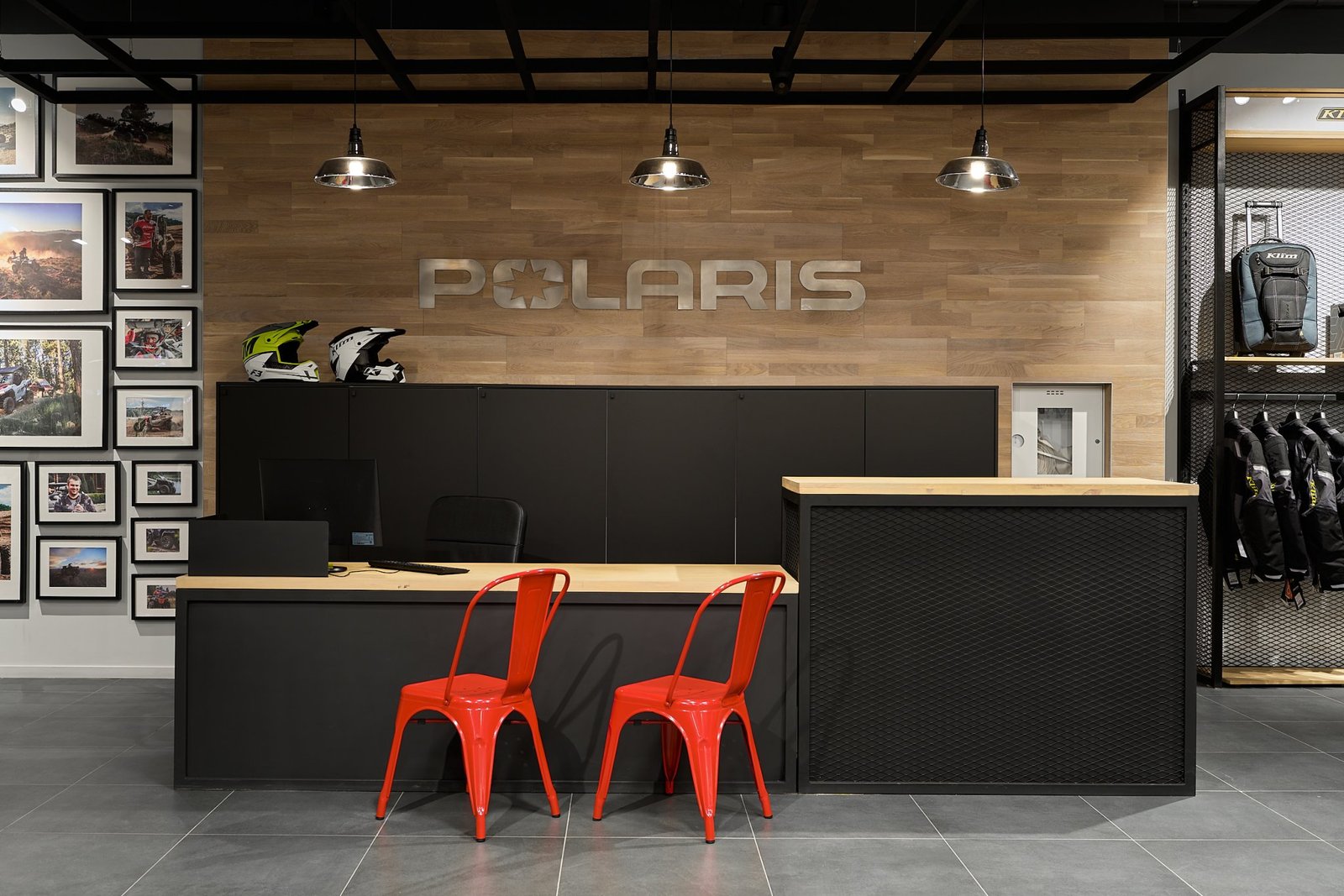 Motorrika 摩托车服装及配件店，由 Bad Reputation 设计