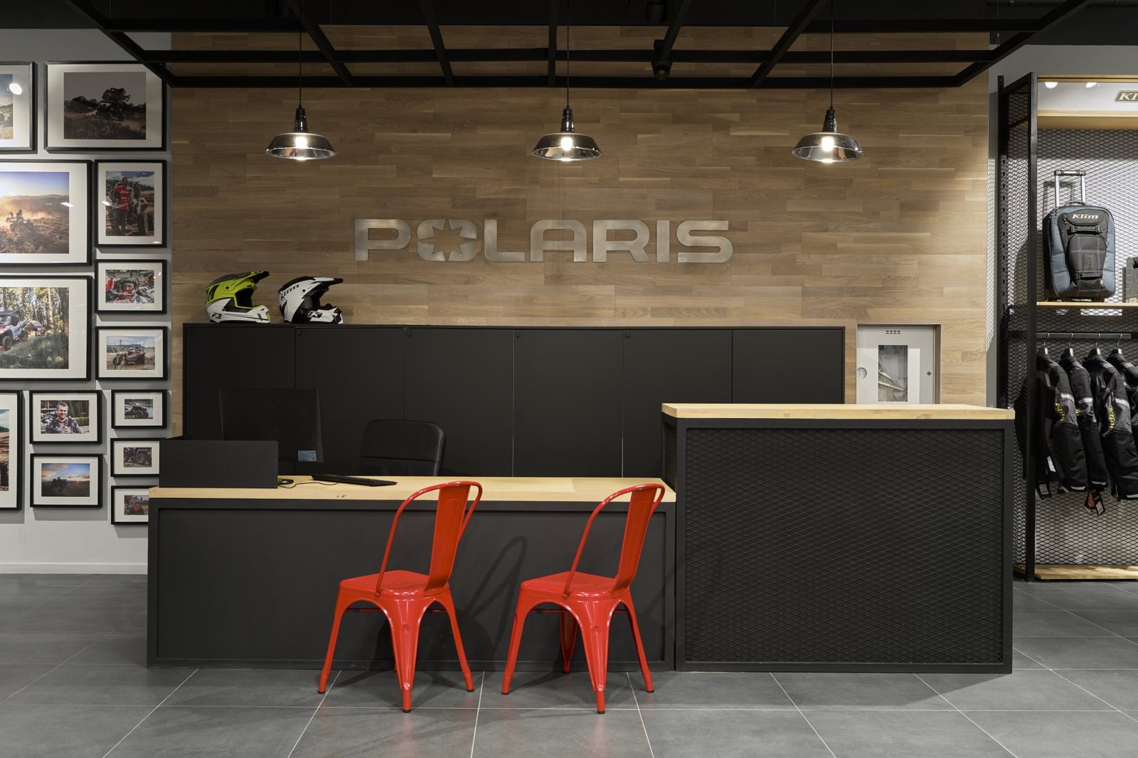 Motorrika 摩托车服装及配件店，由 Bad Reputation 设计