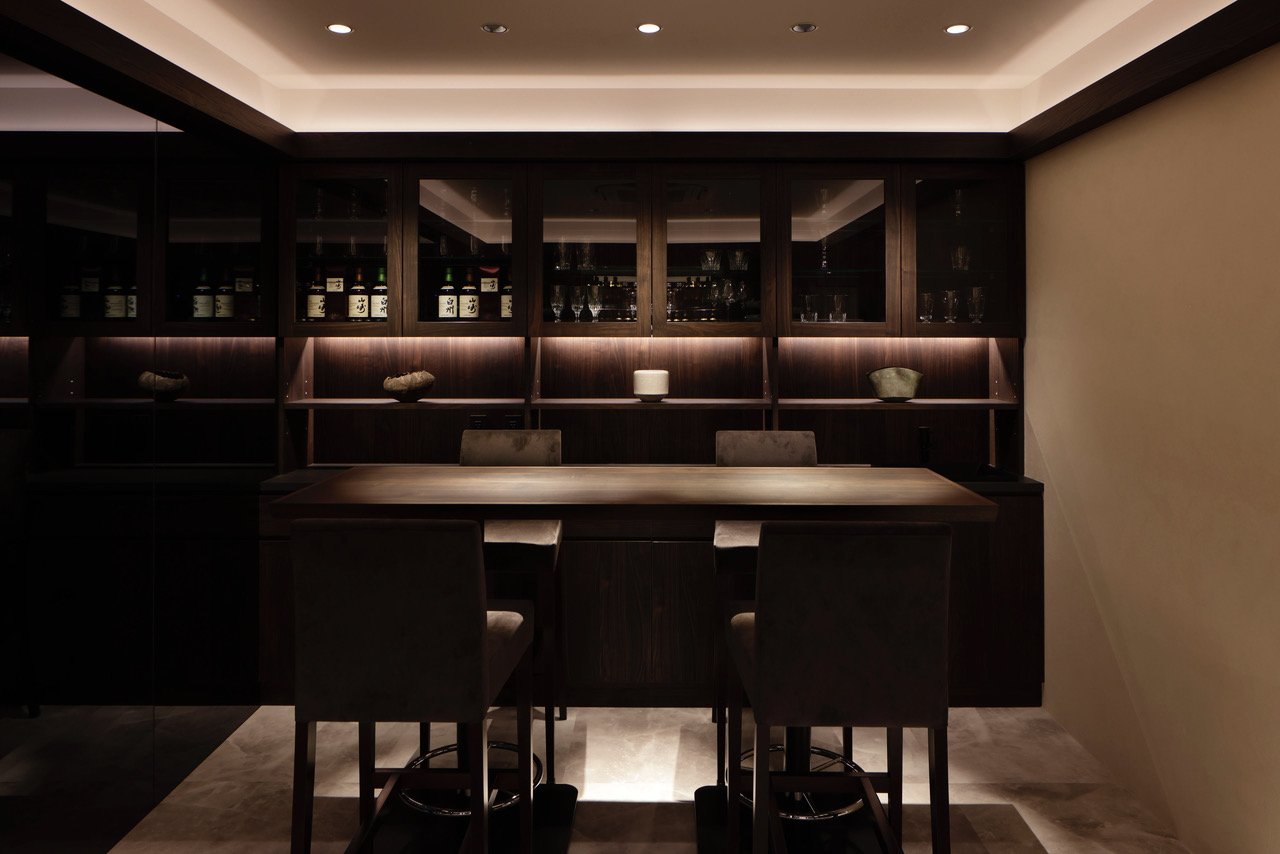 一个简约的空间，消除了除了最大化寿司的柏树柜台之外的其他元素。