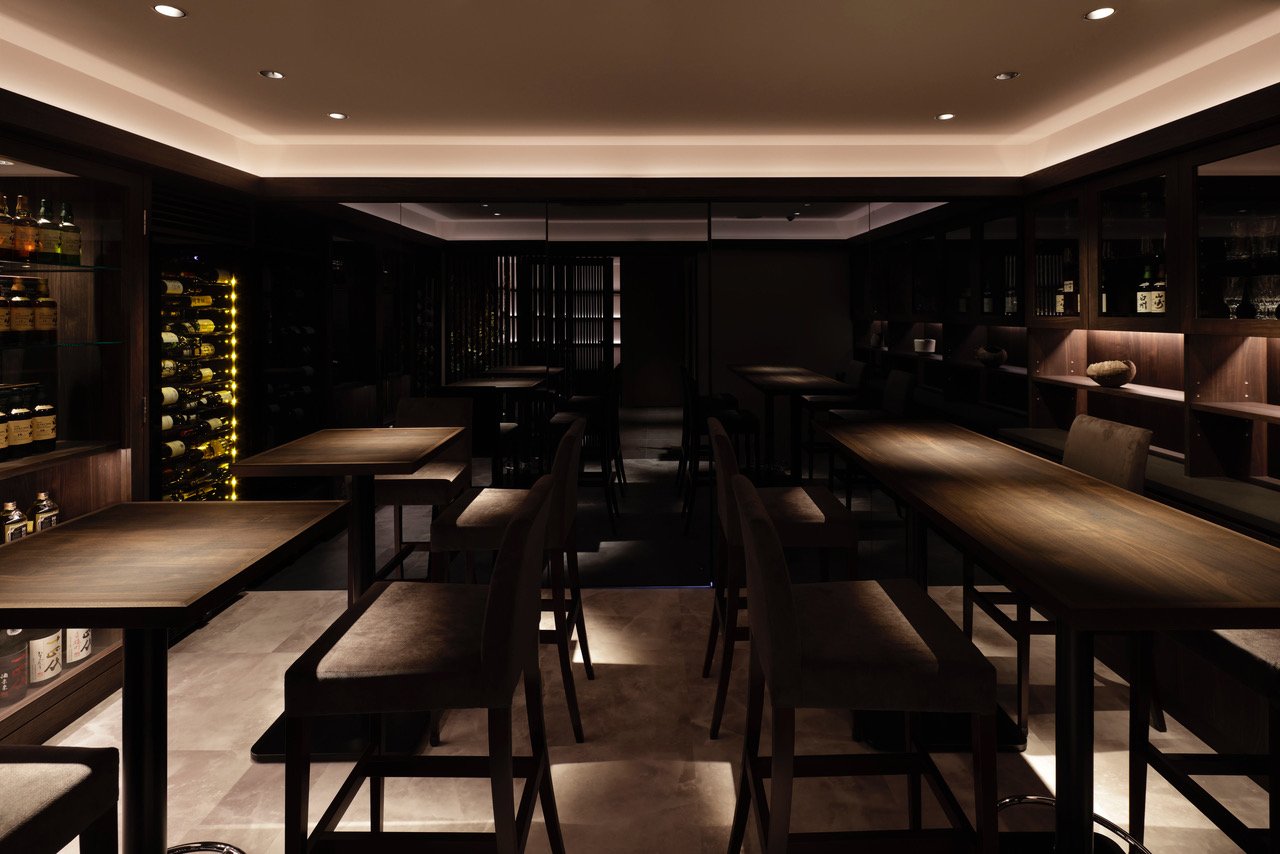 一个简约的空间，消除了除了最大化寿司的柏树柜台之外的其他元素。