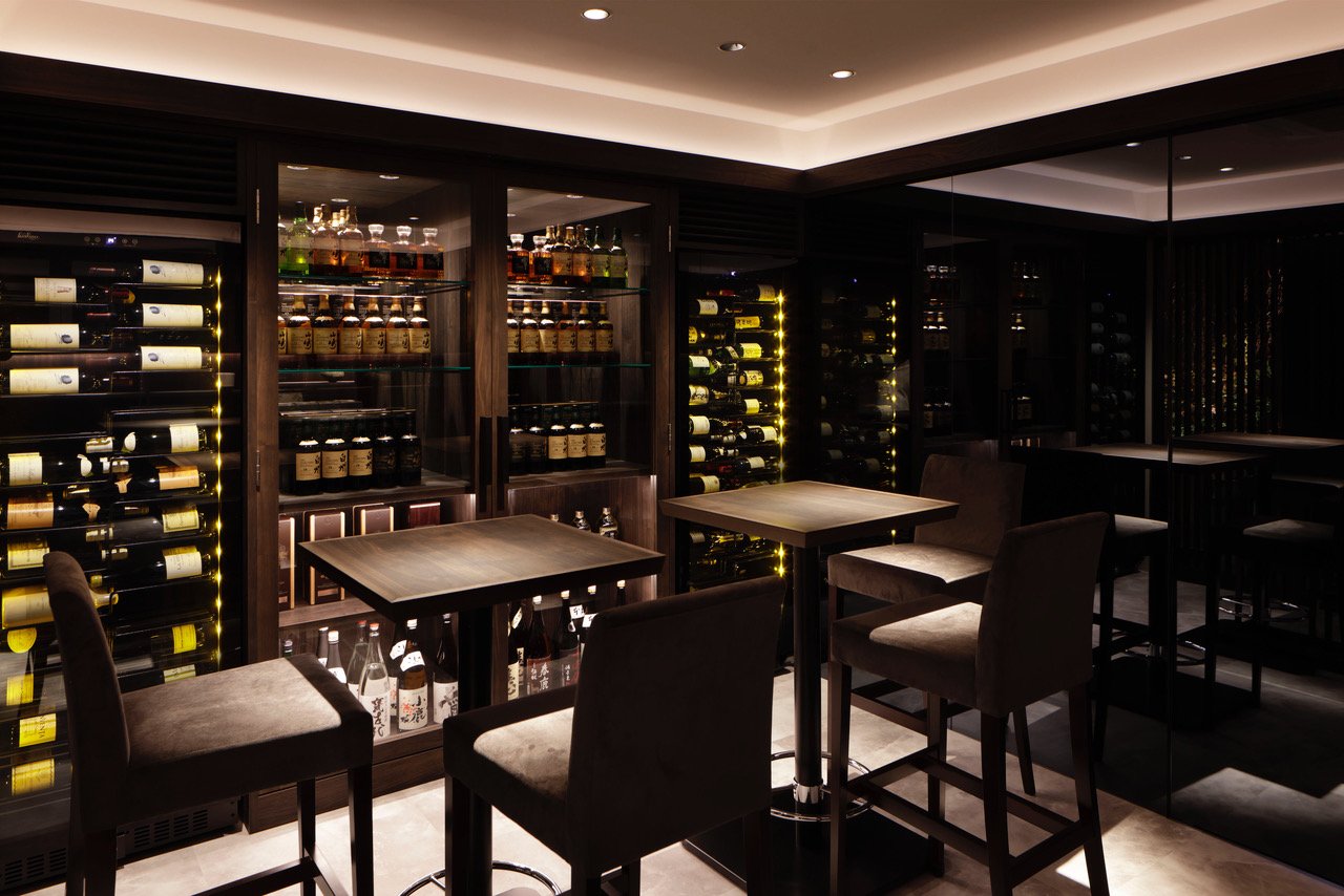 一个简约的空间，消除了除了最大化寿司的柏树柜台之外的其他元素。