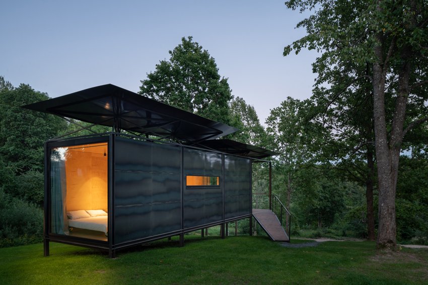 ŠA atelier 的模块化小屋配有雨水收集屋顶，可适应任何场地