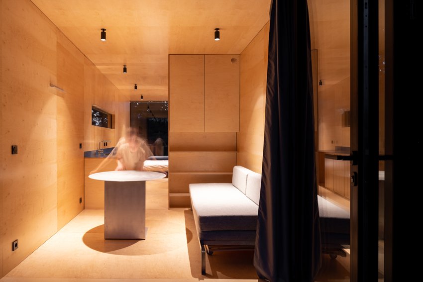 ŠA atelier 的模块化小屋配有雨水收集屋顶，可适应任何场地