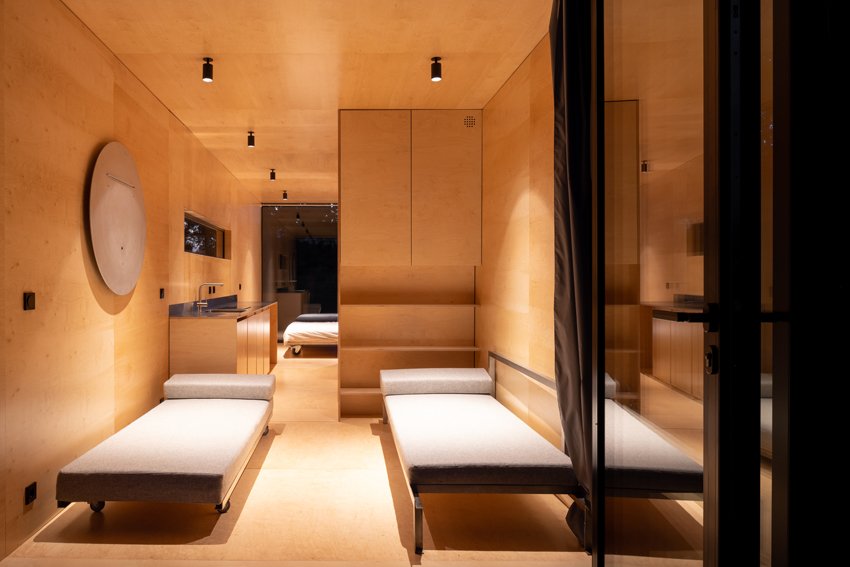 ŠA atelier 的模块化小屋配有雨水收集屋顶，可适应任何场地