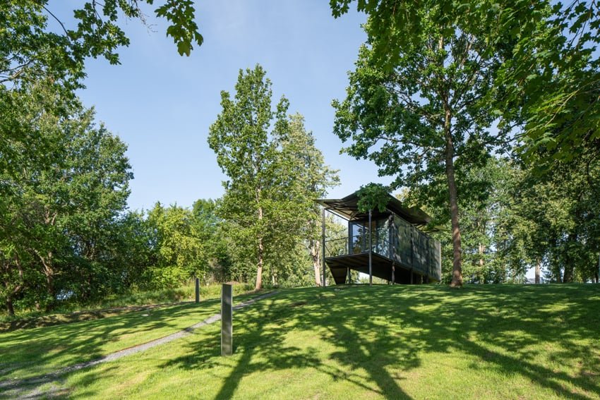 ŠA atelier 的模块化小屋配有雨水收集屋顶，可适应任何场地