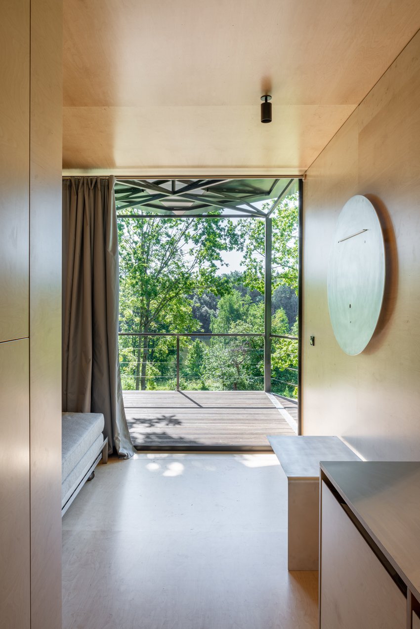 ŠA atelier 的模块化小屋配有雨水收集屋顶，可适应任何场地