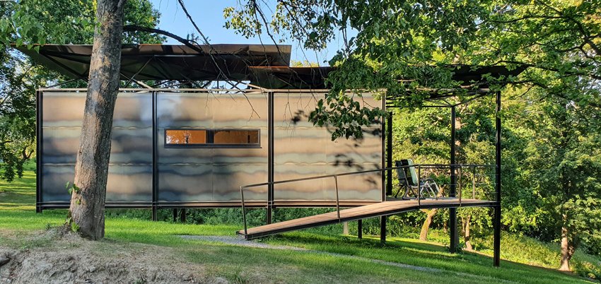 ŠA atelier 的模块化小屋配有雨水收集屋顶，可适应任何场地