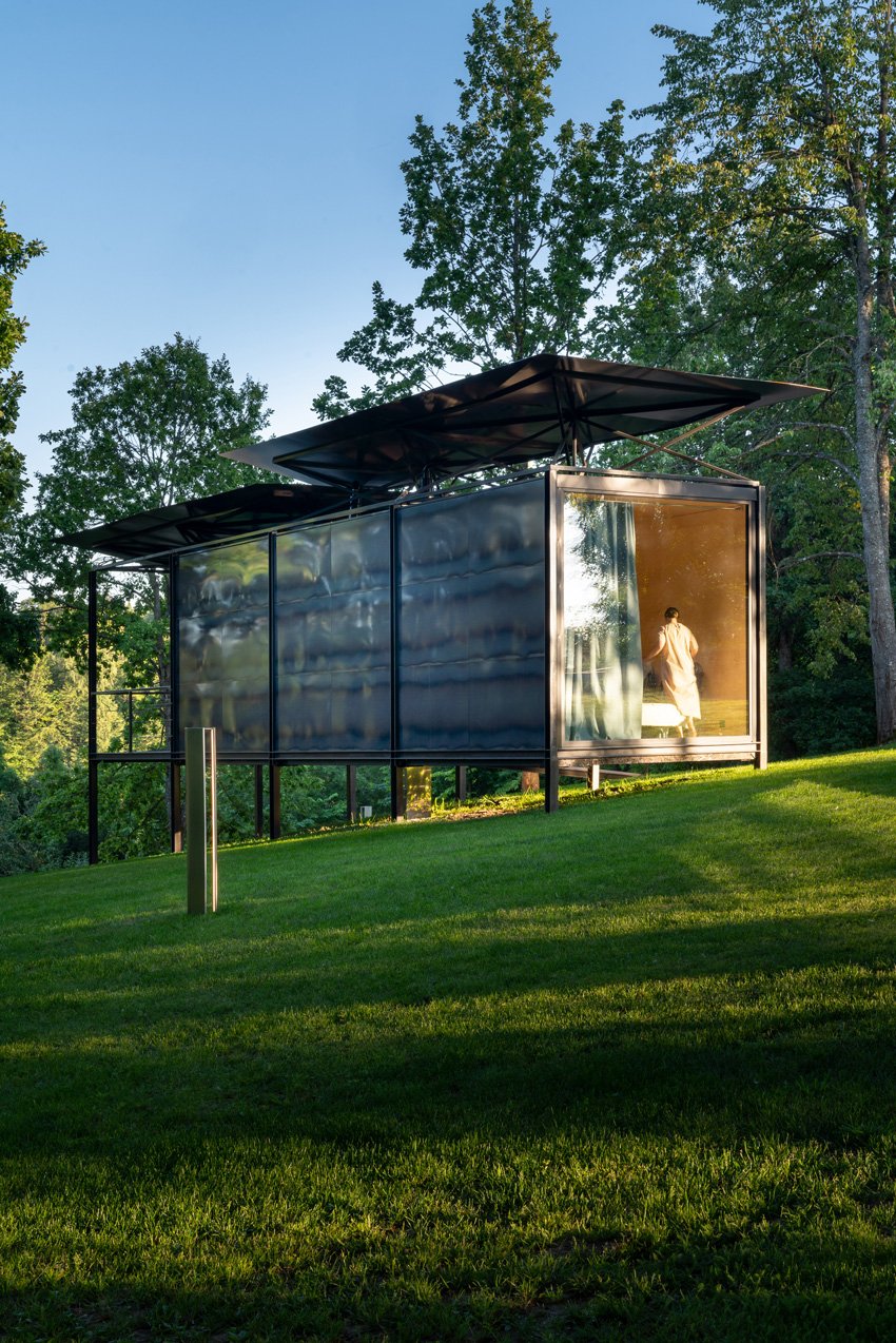 ŠA atelier 的模块化小屋配有雨水收集屋顶，可适应任何场地