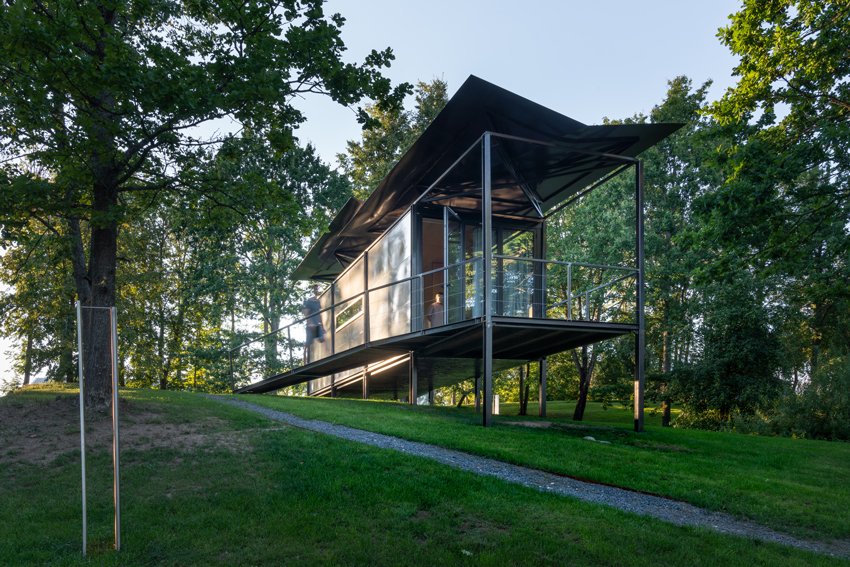 ŠA atelier 的模块化小屋配有雨水收集屋顶，可适应任何场地