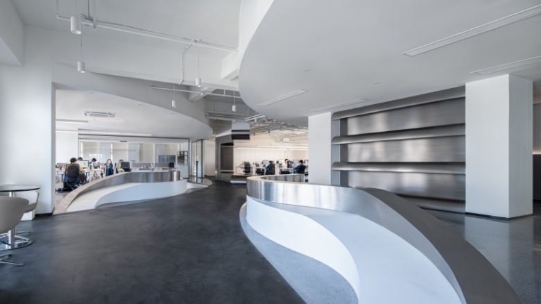 PINES ARCH 引入了一条“河流”作为高隆办公室的主要流通路径。