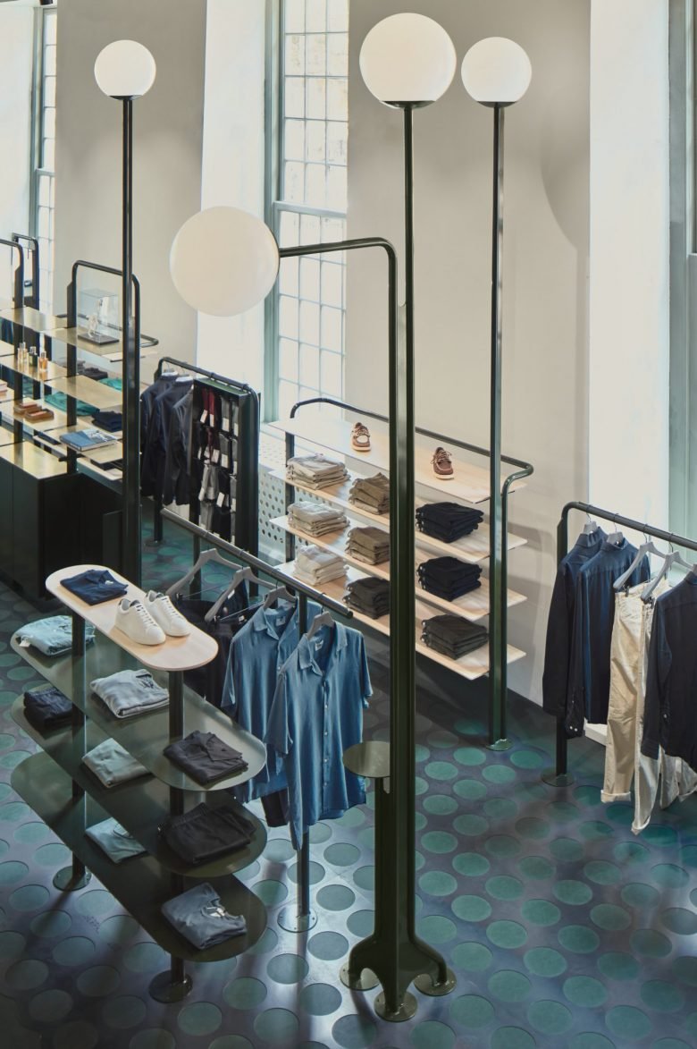 Carbon studio + KUUB 在荷兰 12 世纪的“城市城堡”内整合了零售空间