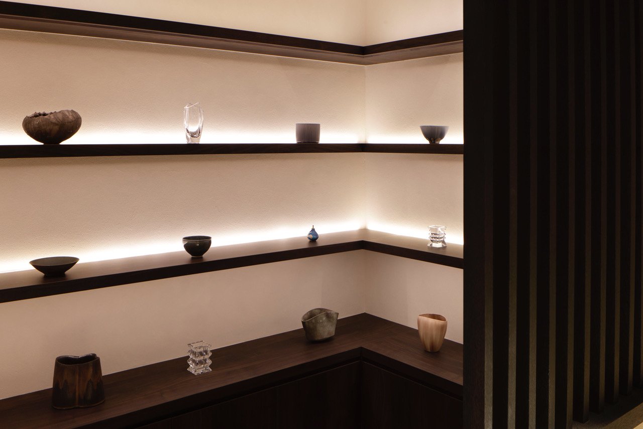 一个简约的空间，消除了除了最大化寿司的柏树柜台之外的其他元素。