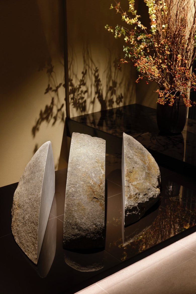 一个简约的空间，消除了除了最大化寿司的柏树柜台之外的其他元素。