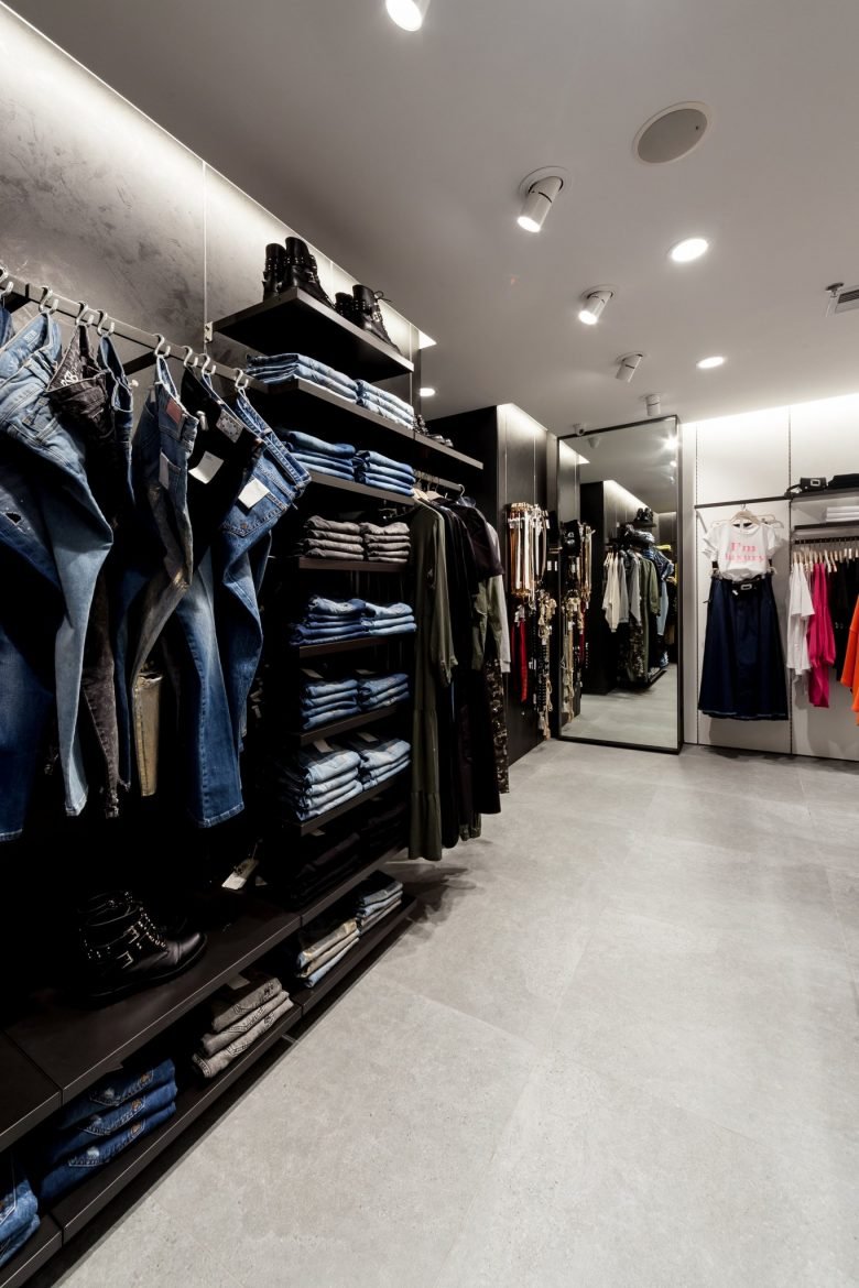 Avenue Mall 的 BSB 商店，由 Kordas Architects 设计