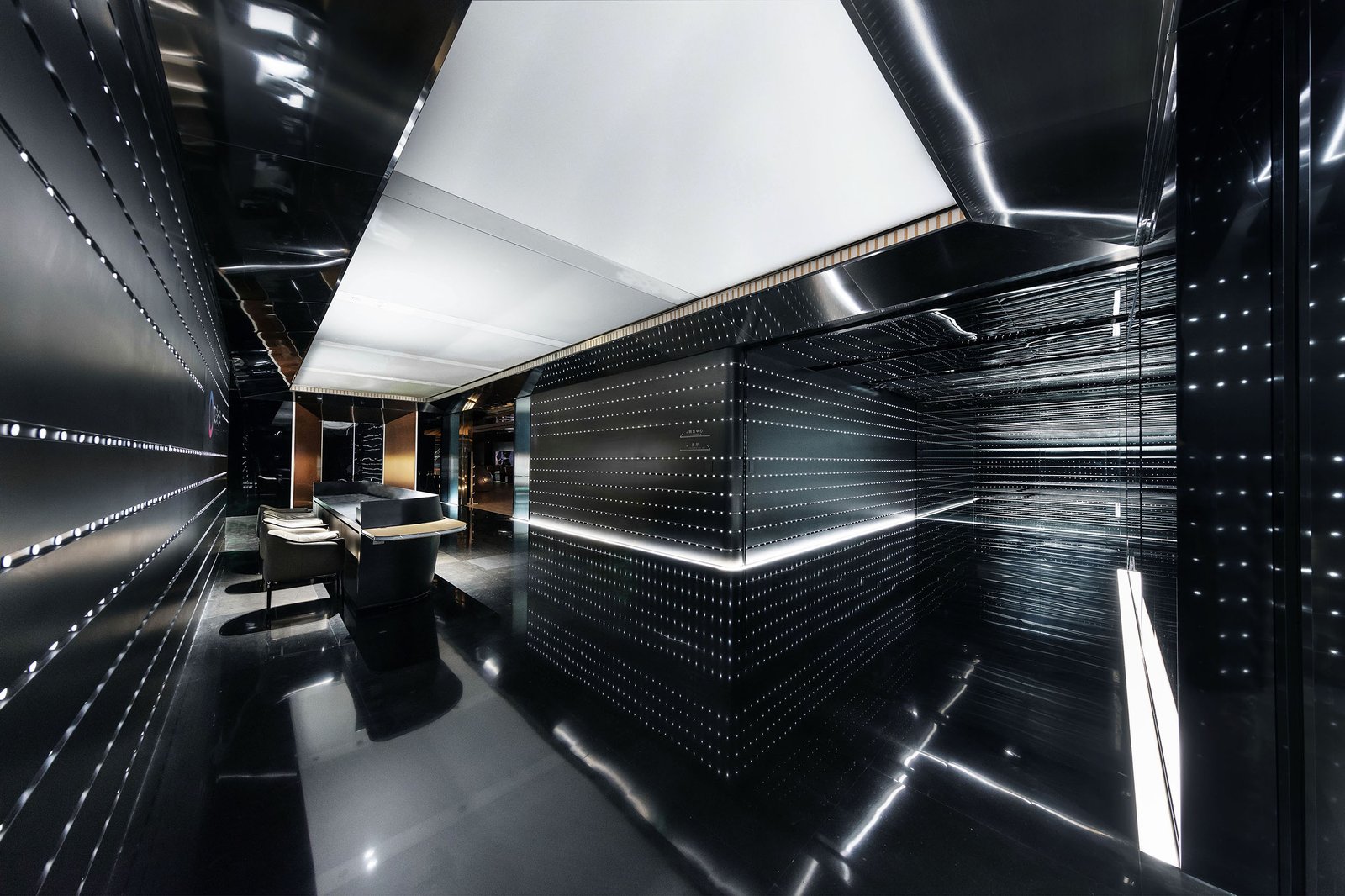 Karv One Design × 龙湖地产:以光年之旅概念畅想未来城市 Karv One Design × 龙湖地产:以光年之旅概念畅想未来城市