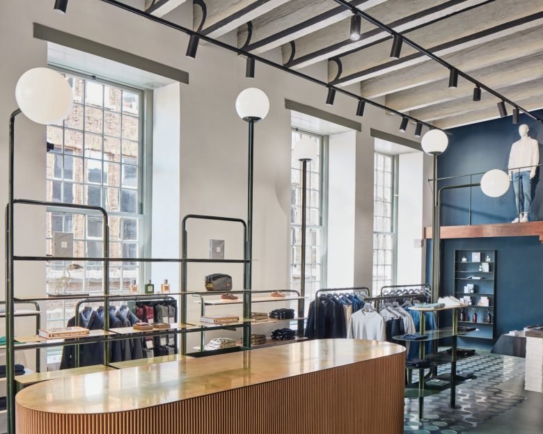 Carbon studio + KUUB 在荷兰 12 世纪的“城市城堡”内整合了零售空间