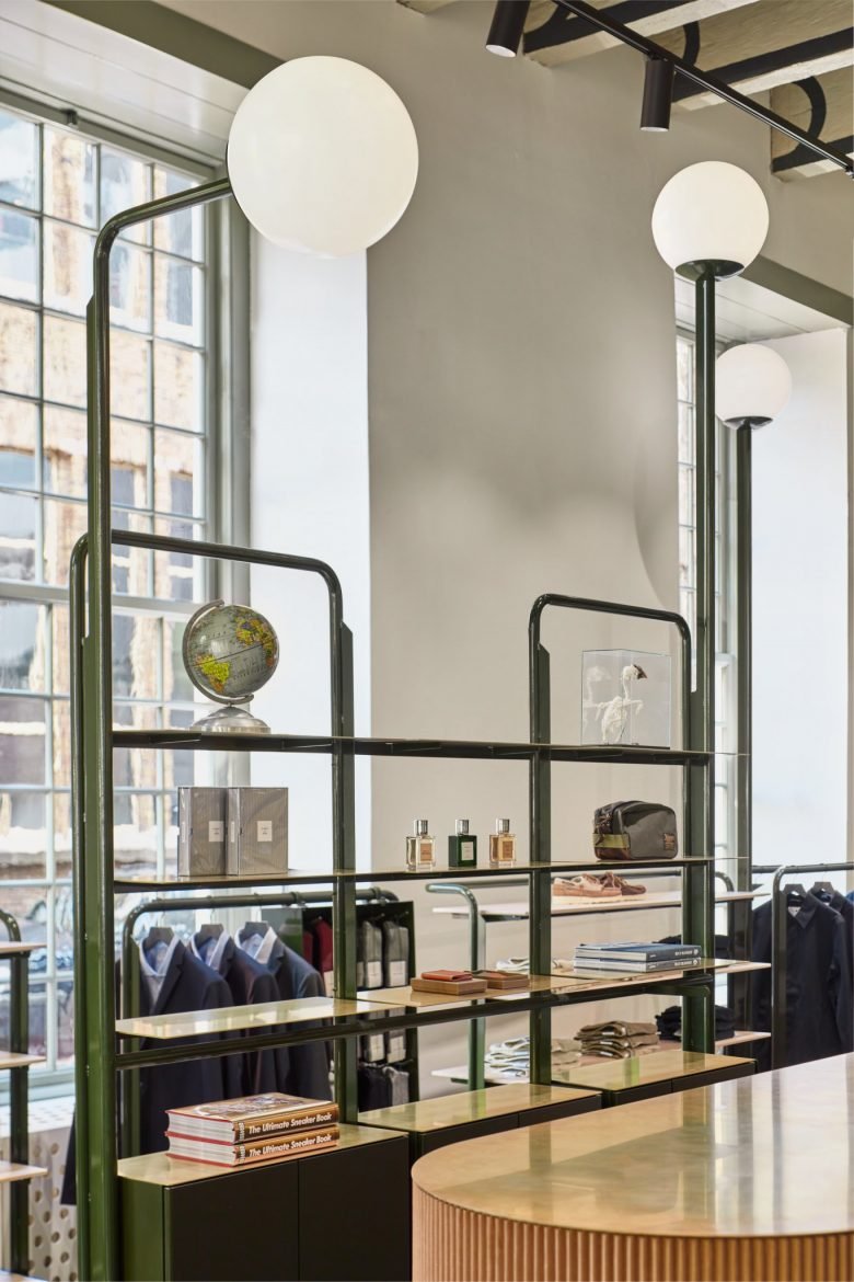 Carbon studio + KUUB 在荷兰 12 世纪的“城市城堡”内整合了零售空间