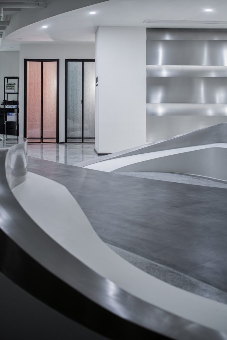 PINES ARCH 引入了一条“河流”作为高隆办公室的主要流通路径。