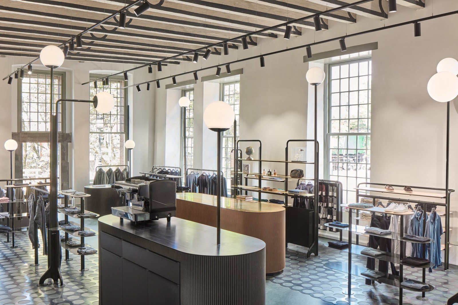 Carbon studio + KUUB 在荷兰 12 世纪的“城市城堡”内整合了零售空间