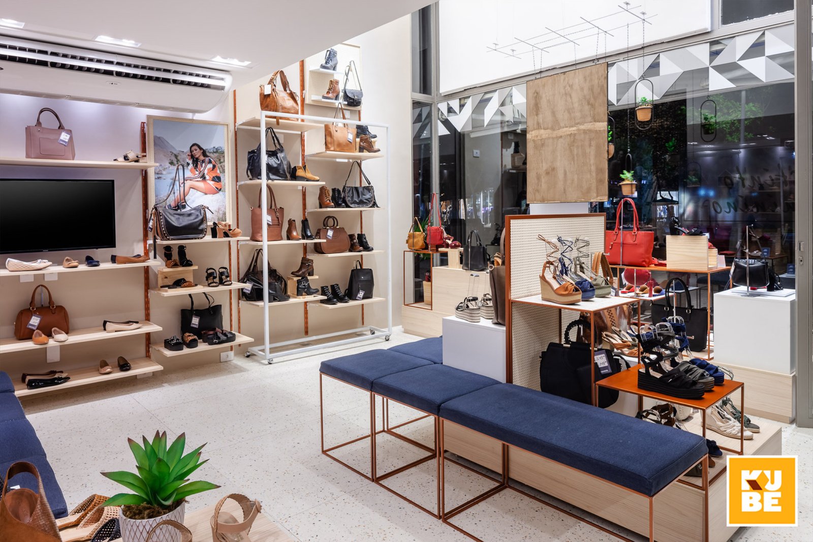 Sapatella 商店,由 Kube Arquitetura 设计,里约热内卢 – 巴西 Sapatella 商店,由 Kube Arquitetura 设计,里约热内卢 – 巴西