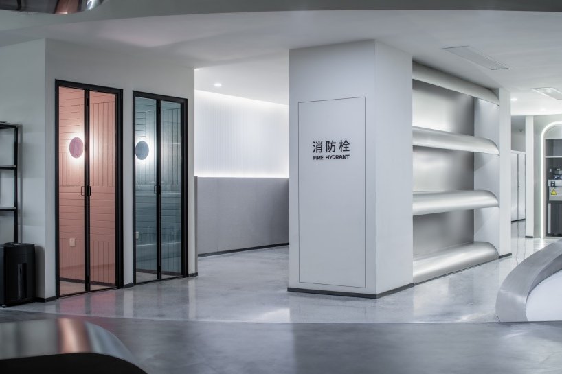 PINES ARCH 引入了一条“河流”作为高隆办公室的主要流通路径。