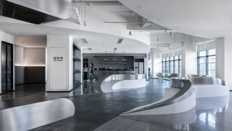 PINES ARCH 引入了一条“河流”作为高隆办公室的主要流通路径。