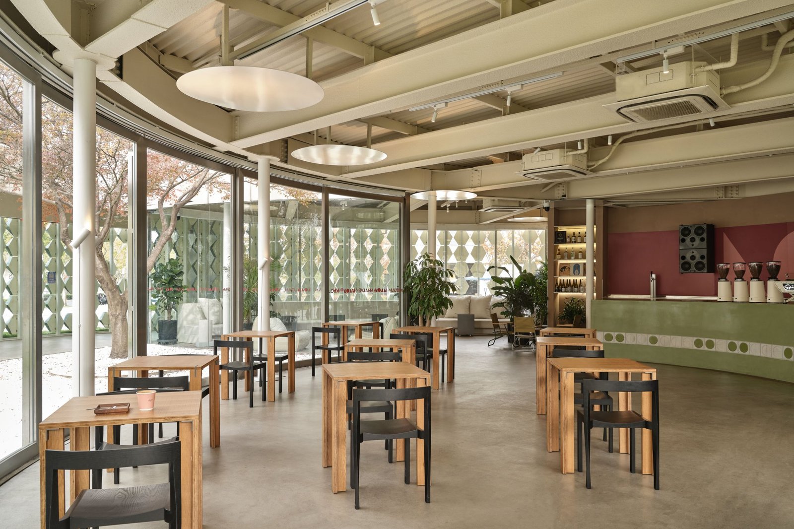 “漫步绿枫”– LOAM 咖啡厅 & 酒吧