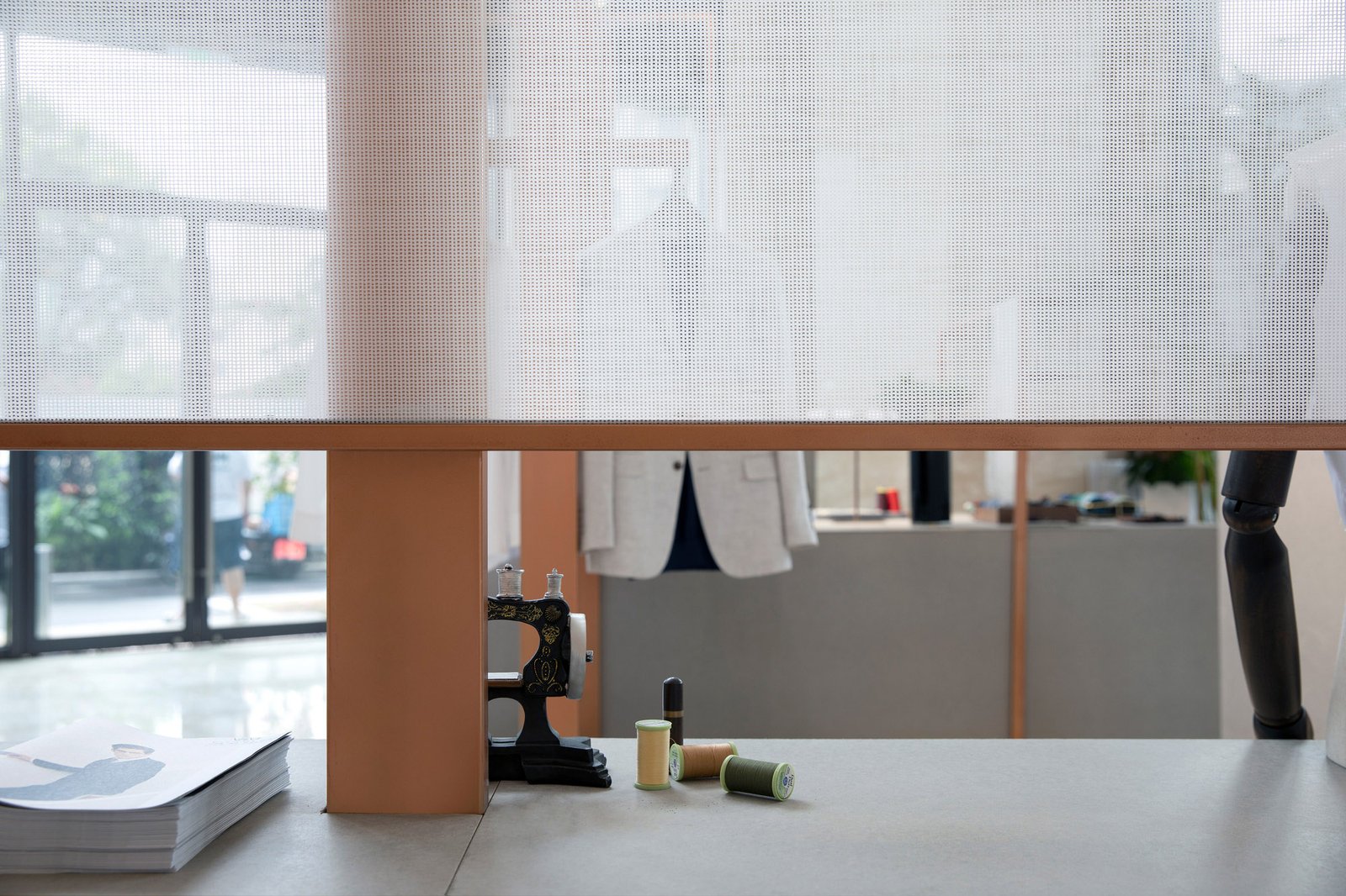 材质对比 x 极简精神 – Vivamens 展厅 by SHARK&SHARK