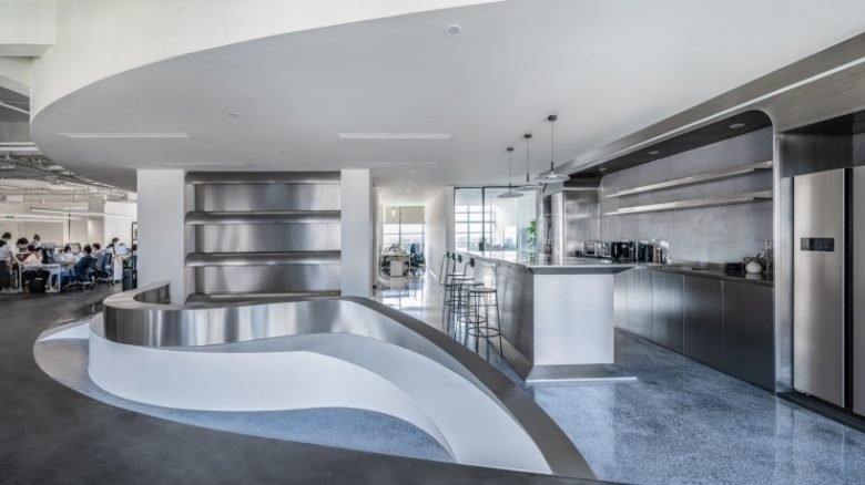 PINES ARCH 引入了一条“河流”作为高隆办公室的主要流通路径。