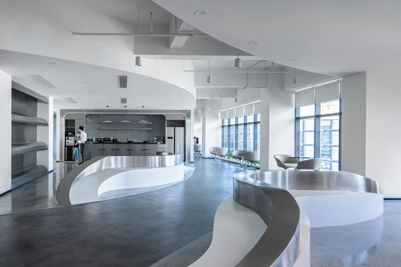 PINES ARCH 引入了一条“河流”作为高隆办公室的主要流通路径。