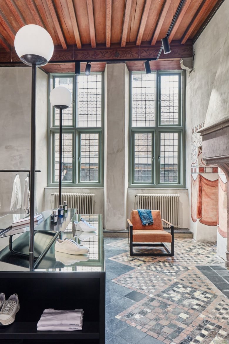 Carbon studio + KUUB 在荷兰 12 世纪的“城市城堡”内整合了零售空间