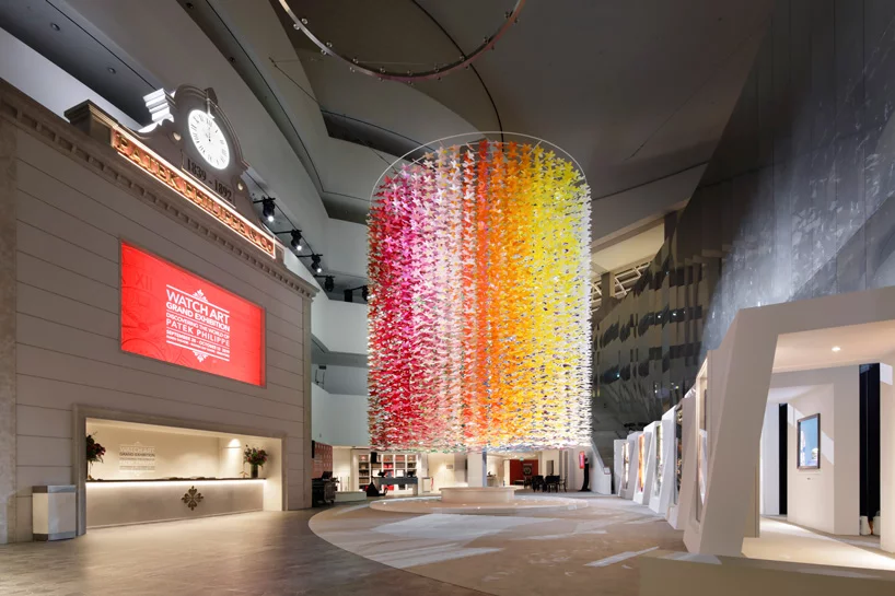 Emmanuelle Moureaux 的 100 种颜色的花朵装置