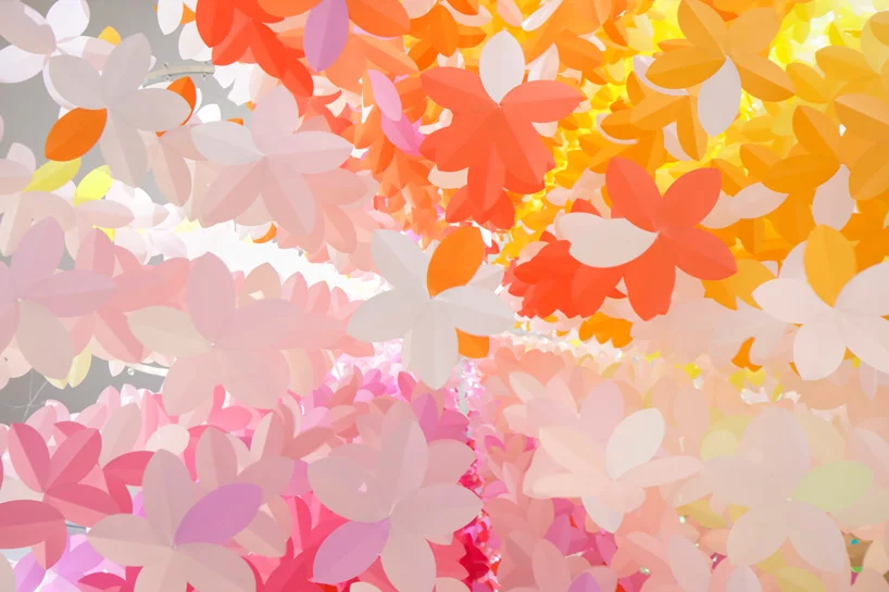 Emmanuelle Moureaux 的 100 种颜色的花朵装置