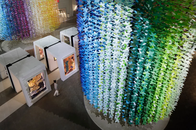 Emmanuelle Moureaux 的 100 种颜色的花朵装置