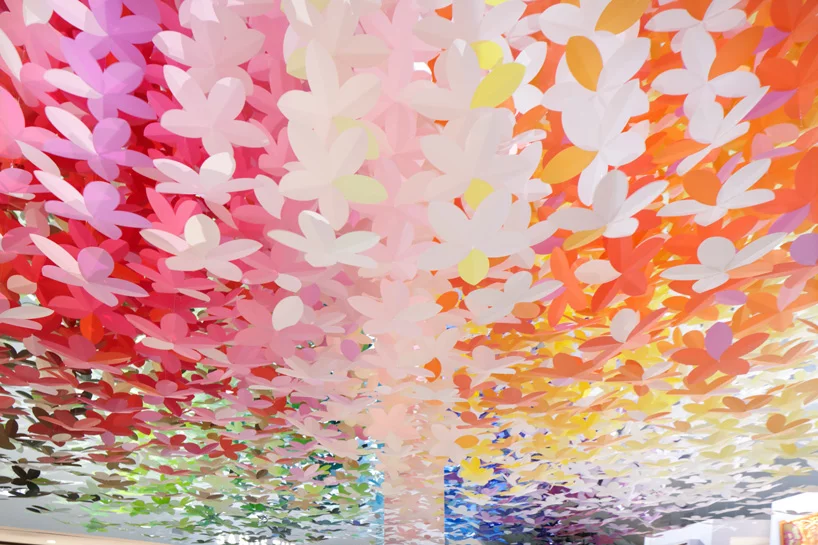 Emmanuelle Moureaux 的 100 种颜色的花朵装置
