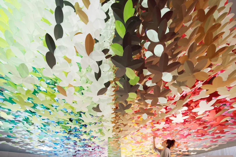 Emmanuelle Moureaux 的 100 种颜色的花朵装置
