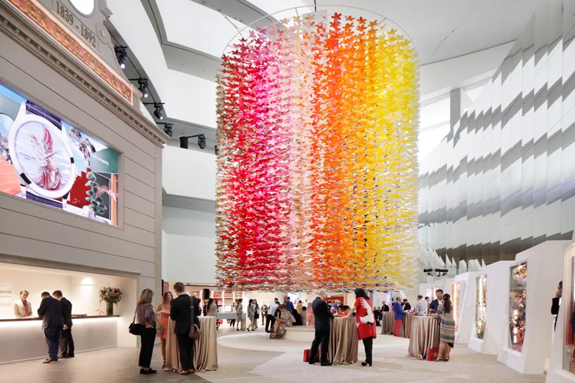 Emmanuelle Moureaux 的 100 种颜色的花朵装置