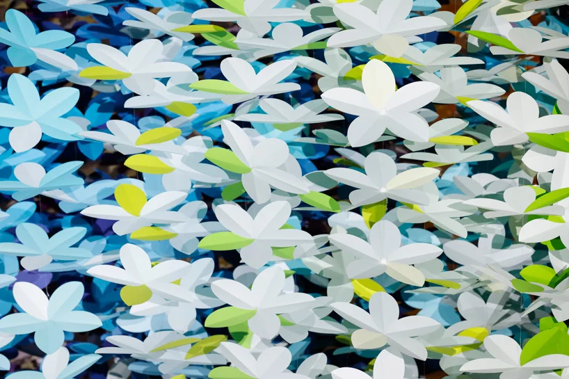 Emmanuelle Moureaux 的 100 种颜色的花朵装置