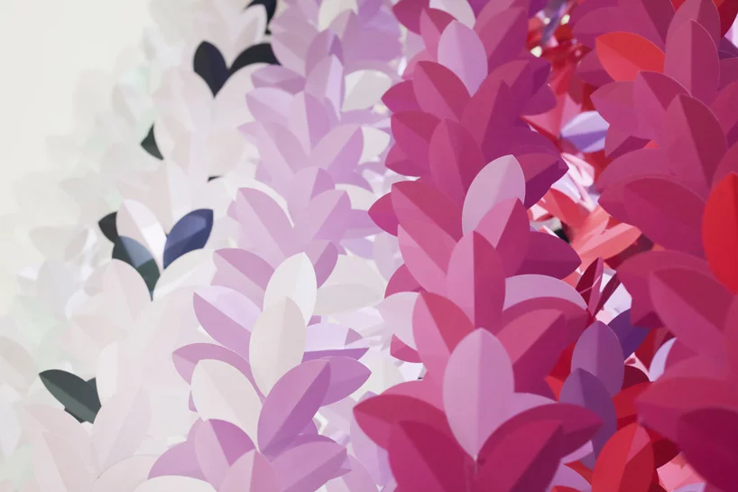 Emmanuelle Moureaux 的 100 种颜色的花朵装置
