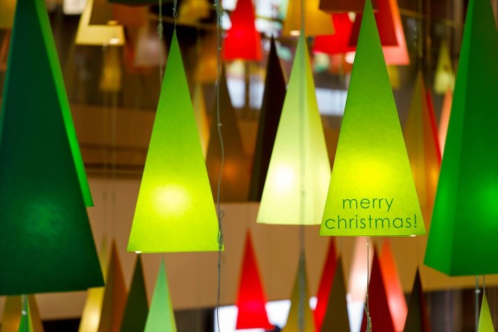 Emmanuelle Moureaux 的“100 Colors to Christmas”装置，日本东京